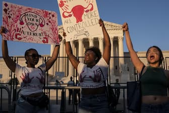 L’aborto al primo test elettorale dalla decisione della Corte Suprema. La prossima settimana gli elettori del Kansas decideranno se rimuovere o meno le tutele ai diritti alle interruzioni di gravidanza dalla costituzione dello stato