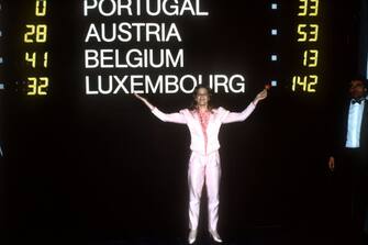 SÃ¤ngerin Corinne Hermes aus Luxemburg steht nach ihrem Sieg beim EuropÃ¤ischen Schlagerwettbewerb Grand Prix d'Eurovision de la Chanson am 24.04.1983 in MÃ¼nchen vor der Anzeigetafel.      (Photo by JÃ¶rg Schmitt/picture alliance via Getty Images)