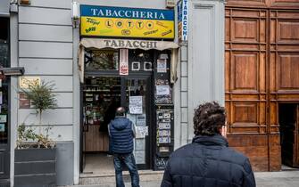 Milano. Scene di Vita Quotidiana, poche persone lavorano, strade deserte Causa COVID19 Coronavirus
Nella foto una tabaccheria di via moscova persone aspettano fuori (Milano - 2020-03-12, Carlo Cozzoli) p.s. la foto e' utilizzabile nel rispetto del contesto in cui e' stata scattata, e senza intento diffamatorio del decoro delle persone rappresentate