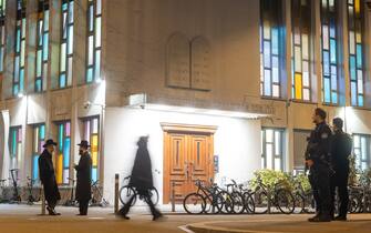 Sinagoga Zurigo Police officers stand guard at the Synagoge Agudas Achim in Zurich, on March 3, 2024, after an Orthodox Jewish man was stabbed, late on March 2, 2024. Zurich police said they were hiking security in front of Jewish institutions after a potentially anti-Semitic knife attack left an Orthodox Jewish man in serious condition. Police in Switzerland's largest city said the 50-year-old was "critically injured" in the attack and a 15-year-old Swiss boy suspected of being the perpetrator had been arrested on site. (Photo by Arnd WIEGMANN / AFP) (Photo by ARND WIEGMANN/AFP via Getty Images)