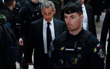epa11152095 Former French President Nicolas Sarkozy (C) arrives to the courthouse to attend a hearing in his appeal trial at the Justice Palace in Paris, France, 14 February 2024. Sarkozy appeals a one-year sentence in the Bygmalion affair for exceeding the electoral spending ceiling during his presidential campaign in 2012.  EPA/YOAN VALAT