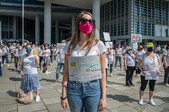 Milano. Fase 2 COVID19 Flashmob Protesta degli educatori ed asilo nido davanti palazzo Lombardia,sede Regione