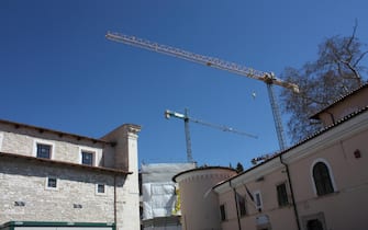 I lavori di ricostruzione a Paganica (L'Aquila), 23 marzo 2019.
ANSA/ ENRICA DI BATTISTA