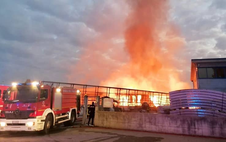 Una serie di incendi si è sviluppata la notte scorsa nella zona industriale di Villastellone, un comune a una ventina di chilometri a sud di Torino. Secondo le prime informazioni sarebbero coinvolti i capannoni di quattro aziende e una cascina privata. Sul posto sono arrivate numerose squadre di vigili del fuoco, che hanno ricevuto rinforzi da Biella, Alessandria, Vercelli, Cuneo e Asti. Sono al lavoro anche gli specialisti del nucleo Nbcr (Nucleare biologico chimico radiologico). ANSA/US VIGILI DEL FUOCO +++ NO SALES, EDITORIAL USE ONLY +++ NPK +++