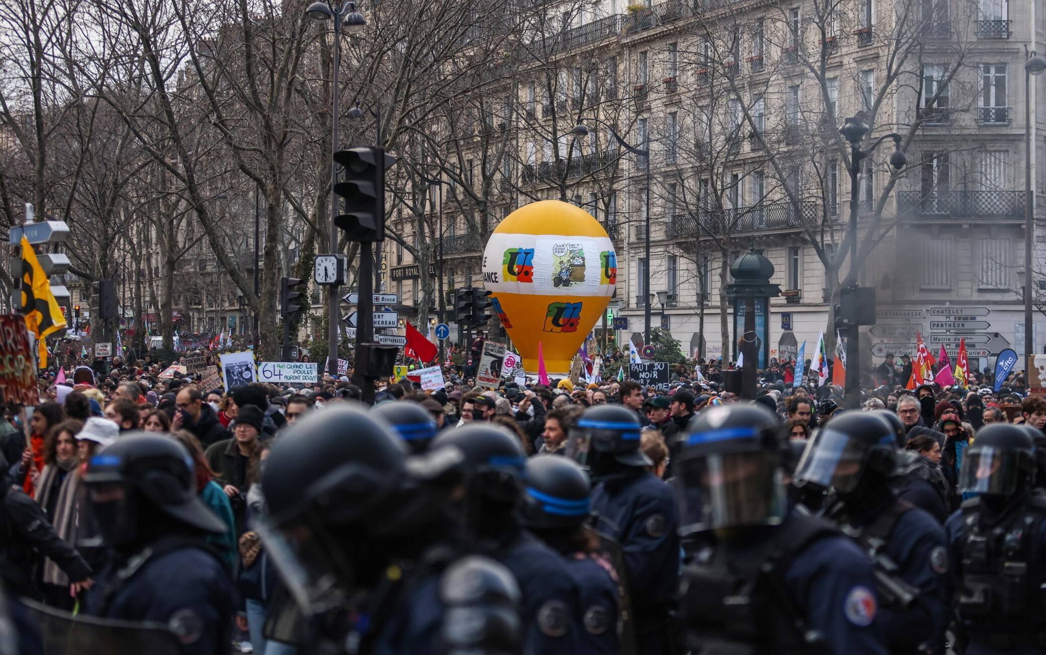 Manifestanti a Parigi