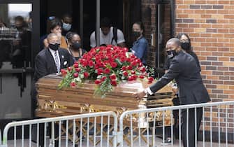 funerale Floyd (200604) -- MINNEAPOLIS (U.S.), June 4, 2020 (Xinhua) -- George Floyd's casket is moved from the memorial to the hearse at North Central University in Minneapolis, Minnesota, the United States, on June 4, 2020. Benjamin Crump, attorney for the family of George Floyd, who was suffocated to death while under police custody, said Thursday that it was the "pandemic of racism" that killed the black man. (Photo by Ben Hovland/Xinhua) TO GO WITH Floyd's family attorney highlights "pandemic of racism" at memorial - -//CHINENOUVELLE_0842031/2006050902/Credit:CHINE NOUVELLE/SIPA/2006050906