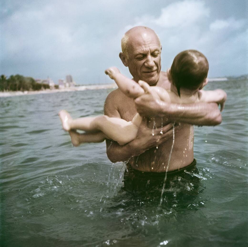 2._Capa_Pablo_Picasso_playing_in_the_water_with_his_son_Claude_Vallauris_France.jpg