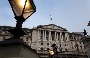 epa11028556 The Bank of England in London, Britain, 14 December 2023. The Bank of England is set to announce interest rates decision expected to hold rates at 5.25 percent, a fifteen year high.  EPA/ANDY RAIN