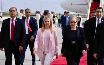 La premier Giorgia Meloni è atterrata all'aeroporto internazionale di Tunisi, 11 giugno 2023. A breve, nel Palazzo Presidenziale di Cartagine, si terrà il vertice tra la premier italiana, la presidente della Commissione Ue Ursula von der Leyen, il primo ministro olandese Mark Rutte e il presidente tunisino Kais Saied.
ANSA/UFFICIO STAMPA PALAZZO CHIGI/FILIPPO ATTILI
+++ ANSA PROVIDES ACCESS TO THIS HANDOUT PHOTO TO BE USED SOLELY TO ILLUSTRATE NEWS REPORTING OR COMMENTARY ON THE FACTS OR EVENTS DEPICTED IN THIS IMAGE; NO ARCHIVING; NO LICENSING +++ NPK +++