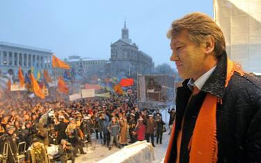 Viktor Yushchenko durante una manifestazione a Kiev, il 24 novembre 2004. La corte costituzionale ucraina ha cancellato la riforma politica del 2004, maturata sull'onda della rivoluzione arancione filo occidentale, che riduceva i poteri del presidente a vantaggio del parlamento. Lo riferisce l'agenzia Itar-Tass. ANSA / ANATOLY MEDZYK  