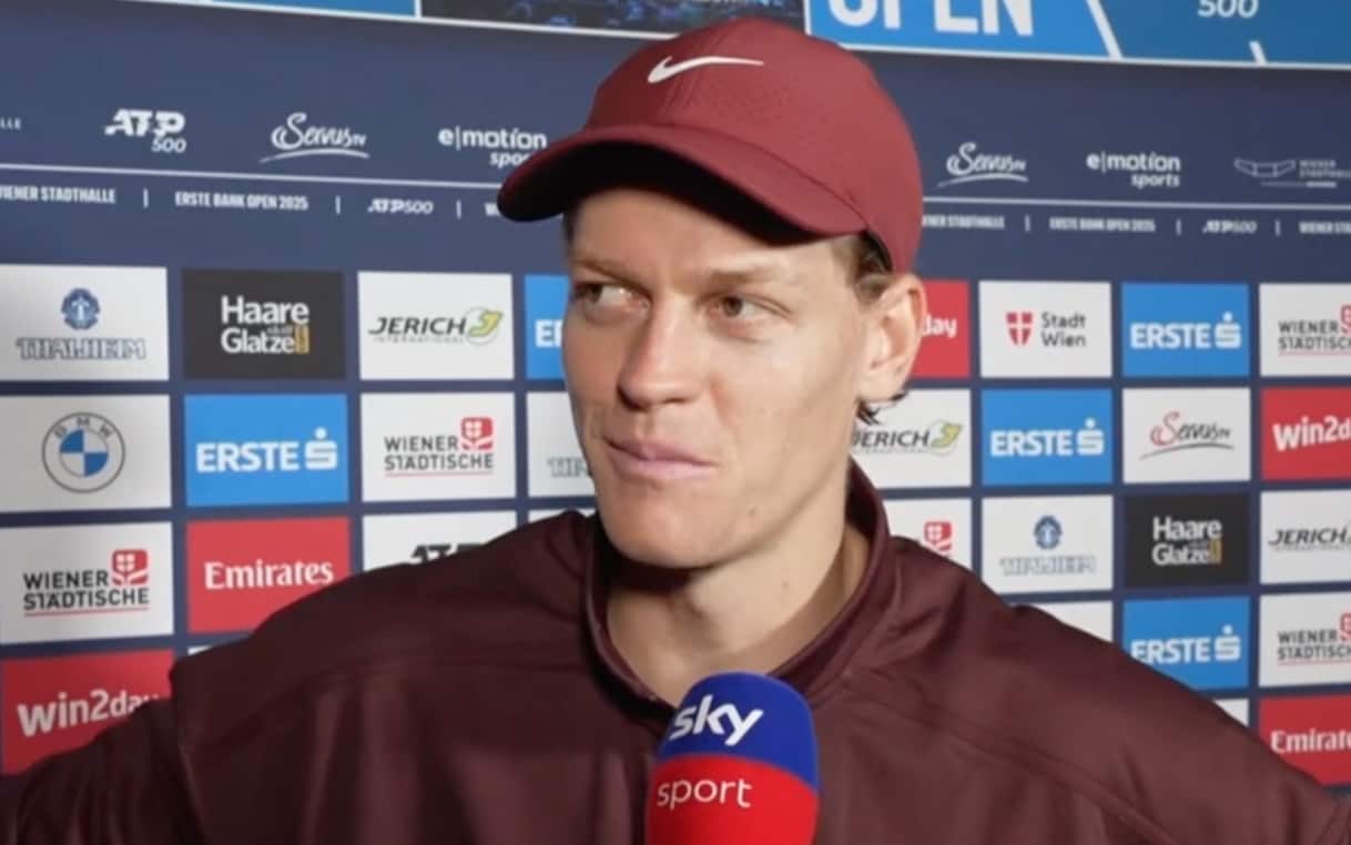 https://static.sky.it/editorialimages/8546c578563b0f98f3898c1e13dc815bc8590ffc/skysport/it/tennis/video/2025/10/24/sinner-intervista-atp-vienna-video-1046011/Sinner_screen_sorriso.jpg?im=Resize,width=1218