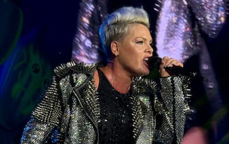 Pink look iconici Pennsylvania, PA - American singer-songwriter Alecia Beth Hart Moore, known as P!nk, delivers a show-stopping performance at Lincoln Financial Field in Philadelphia, Pennsylvania, captivating the crowd with her dynamic presence.
Pictured: P!nk
BACKGRID USA 18 AUGUST 2024
USA: +1 310 798 9111 / usasales@backgrid.com
UK: +44 208 344 2007 / uksales@backgrid.com
*UK Clients - Pictures Containing Children
Please Pixelate Face Prior To Publication*