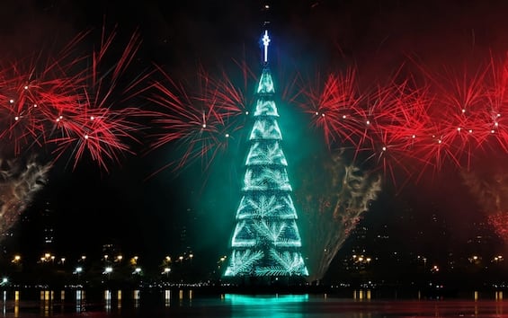 Albero Di Natale Più Alto Del Mondo Rio de Janeiro, illuminato l'albero di Natale galleggiante più alto del