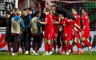 epa11865154 Players of FC Twente celebrate victory after the UEFA Europa League match between FC Twente and Besiktas JK at Stadion De Grolsch Veste in Enschede, Netherlands, 30 January 2025.  EPA/VINCENT JANNINK