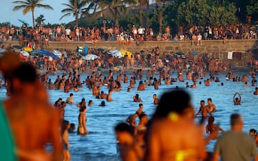 epa11227192 Hundreds gather at Ipanema beach in Rio de Janeiro, Brazil, 17 March 2024. Rio's Alert System recorded a thermal sensation with an official temperature of 40.4 degrees Celsius.  EPA/ANTONIO LACERDA