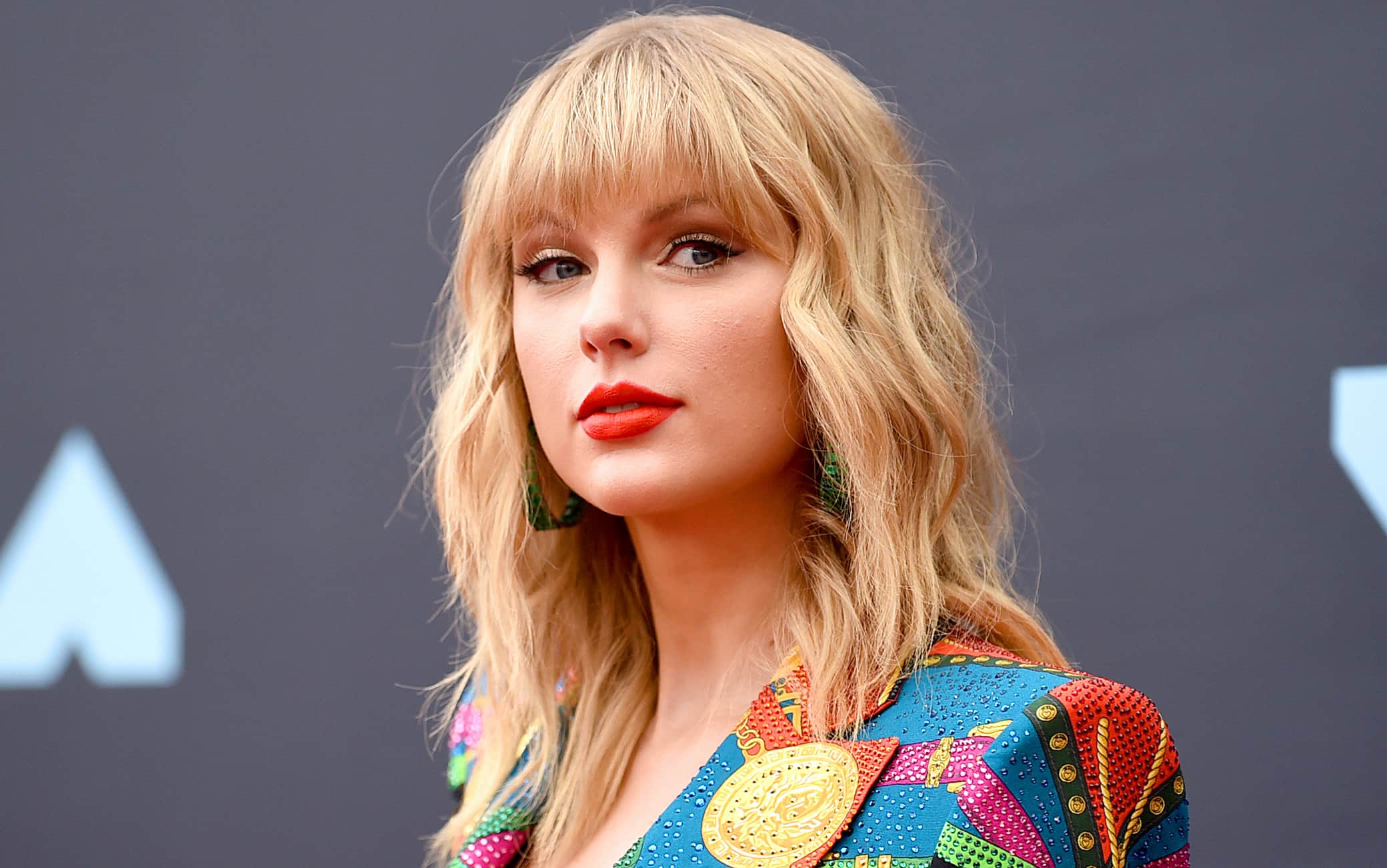 Taylor Swift con Christian Bale e Margot Robbie nel film di David O. Russell