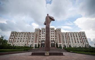 epa03737050 A monument of Lenin in front of the Parliament building in Tiraspol, the capital of Moldovas breakaway Transnistrian province, the self-proclaimed Pridnestrovian Moldavian Republic, on 07 June 2013. Transnistria declared itself independent in 1990, an act that was followed by a war in 1992. Though the state status has remained unresolved, it boasts a government, parliament, military and currency, among others.  EPA/Zsolt Czegledi HUNGARY OUT