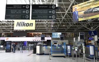 L'interno dell'aeroporto Caselle deserto a Torino, 2 aprile 2020 ANSA/ ALESSANDRO DI MARCO