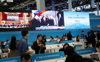 epa10922872 The arrival of the President of Russia Vladimir Putin is broadcasted on a screen at the Media Center of the Third Belt and Road Forum for International Cooperation in Beijing, China, 17 October 2023.  EPA/ANDRES MARTINEZ CASARES