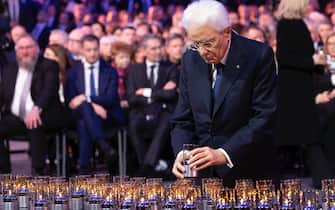 Auschwitz - Il Presidente della Repubblica Sergio Mattarella accende una candela in occasione della partecipazione alla commemorazione dell'LXXX Anniversario della liberazione del Campo di Auschwitz-Birkenau, oggi  27 gennaio 2025.
(Foto di Paolo Giandotti - Ufficio Stampa per la Stampa e la Comunicazione della Presidenza della Repubblica)
