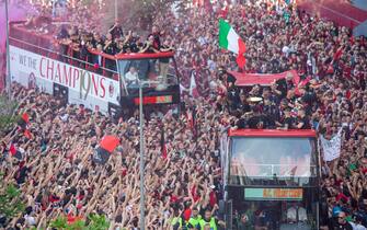 MILANO Festa del Milan per la vincita del 19° scudetto, partenza del bus con i giocatori