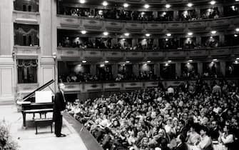 Maurizio Pollini in the Royal Theater. The Italian pianist make a bow to the public, 12th October 1988.  (Photo by Quim Llenas/Cover/Getty Images)