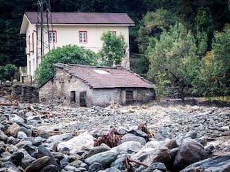 Rii esondati e danni ingenti a causa delle piogge molto intense che sono in corso in Piemonte dalla serata di ieri, 05 settembre 2024. I vigili del fuoco sono al lavoro dalle 4 con decine di interventi a Torino, in Val di Susa e in Val Chisone, dove si registrano una serie di allagamenti. A Mattie, poco più di 700 metri di altitudine, è esondato il rio Gerardo nella frazione Giordani ed è crollato il ponte superiore in paese, travolto da un masso: secondo le prime informazioni, sono isolate venti persone in borgata Combe. Il rio è tracimato anche a Bussoleno, paese a circa 450 metri di quota, interrompendo la statale 24 e isolando la borgata Santa Petronilla, con 30 persone.
ANSA/ TINO ROMANO