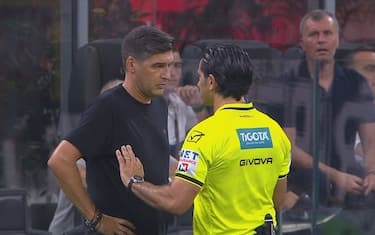 L'arbitro spiega tutto a Fonseca