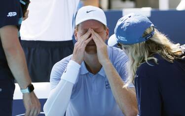 epa12308708 Jannik Sinner (C) of Italy talks with medical staff before retiring due to illness at 0-5 in the first set against Carlos Alcaraz of Spain during the Men's Final of the Cincinnati Open at the Lindner Family Tennis Center in Mason, Ohio, USA, 18 August 2025.  EPA/MARK LYONS