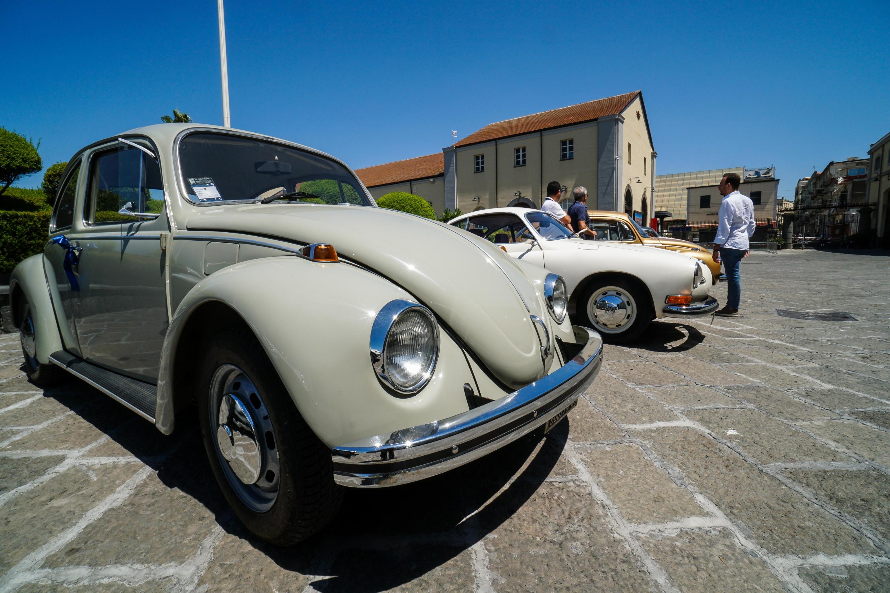 Maggiolini e alcuni Van degli anni '60 della Volkswagen esposti per un raduno presso il Museo nazionale ferroviario di Pietrarsa, Napoli, 20 giugno 2019. 
ANSA/CESARE ABBATE