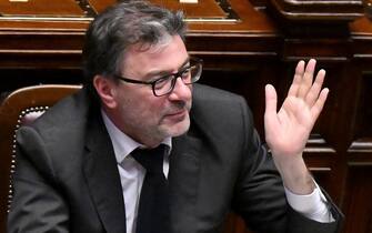 Il ministro dell'Economia, Giancarlo Giorgetti, durante la votazione della risoluzione di maggioranza sullo scostamento di bilancio nell'aula della Camera, Roma, 27 aprile 2023. ANSA/ETTORE FERRARI

 