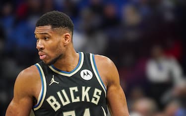 GIANNIS FA IL VUOTO