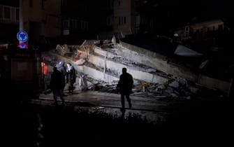 HATAY, TURKIYE - FEBRUARY 06: People mourn as rescue efforts continue at collapsed building after 7.7 magnitude earthquake hits Hatay, Turkiye on February 06, 2023. Disaster and Emergency Management Authority (AFAD) of Turkiye said the 7.7 magnitude quake struck at 4.17 a.m. (0117GMT) and was centered in the Pazarcik district in Turkiyeâs southern province of Kahramanmaras. Gaziantep, Sanliurfa, Diyarbakir, Adana, Adiyaman, Malatya, Osmaniye, Hatay, and Kilis provinces are heavily affected by the quake. (Photo by Ercin Erturk/Anadolu Agency via Getty Images)