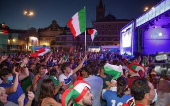Un maxischermo proietta la partita dell'Italia