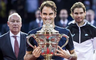 epa05006468 Switzerland's Roger Federer (c) celebrates after winning against Spain's Rafael Nadal (R) at the Swiss Indoors tennis tournament at the St. Jakobshalle in Basel, Switzerland, 01 November 2015.  EPA/DOMINIC STEINMANN