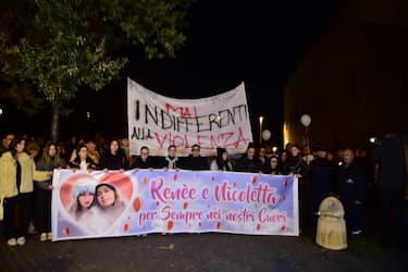 La fiaccolata per ricordare Renèe Amato e la mamma Nicoletta Zomparelli, brutalmente uccise lo scorso martedì, Cisterna di Latina, 16 febbraio 2024.
ANSA/ DAVID NICOLO'