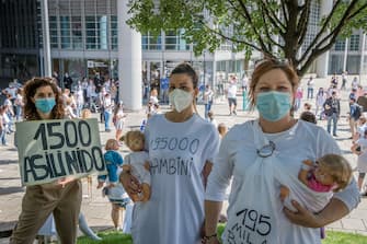 Milano. Fase 2 COVID19 Flashmob Protesta degli educatori ed asilo nido davanti palazzo Lombardia,sede Regione