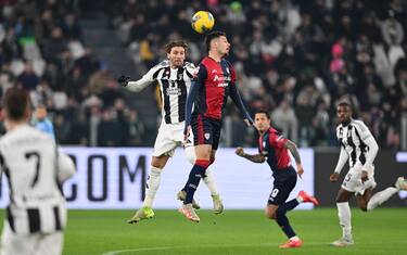 Juventus' Manuuel Locatelli and Cagliari's Alessandro Deiola in action during the Coppa Italia soccer match round of 16 Juventus FC vs Cagliari Calcio at the Allianz Stadium in Turin, Italy, 17 December 2024 ANSA/ALESSANDRO DI MARCO
