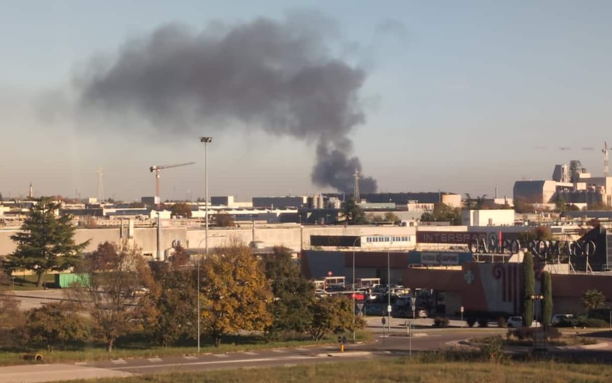 Vicenza, incendio ai magazzini Munari di Thiene: fiamme altissime e danni ingenti. FOTO