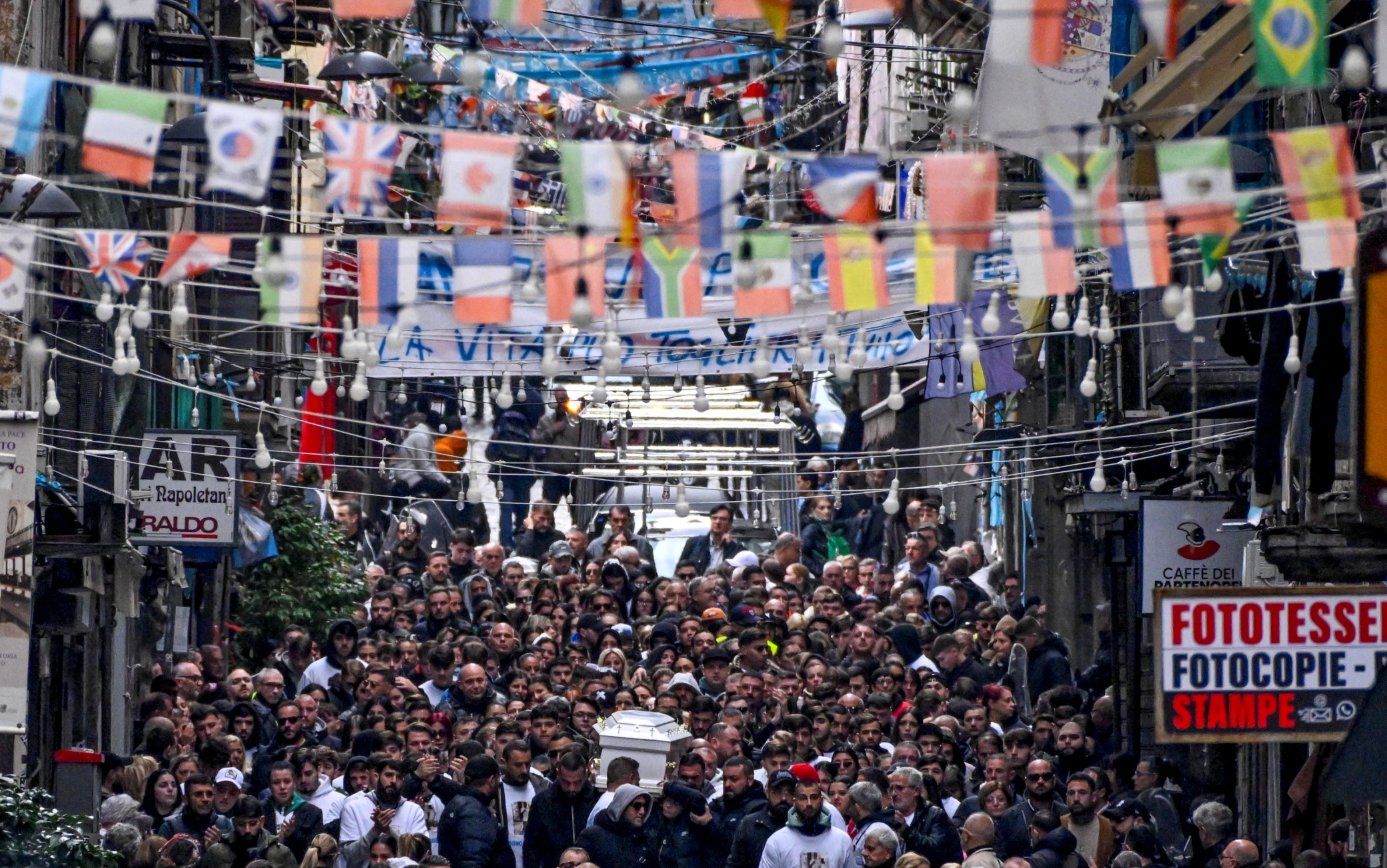 La bara bianca di Arcangelo Correra, il diciottenne ucciso nel centro storico di Napoli dal colpo di pistola sparato per errore da un suo amico, è stata portata a spalla da parenti e amici fino al luogo in cui, all'alba dello scorso 9 novembre, venne ferito a morte, Napoli, 14 novembre 2024. ANSA/CIRO FUSCO