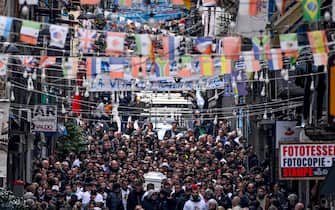 correra La bara bianca di Arcangelo Correra, il diciottenne ucciso nel centro storico di Napoli dal colpo di pistola sparato per errore da un suo amico, è stata portata a spalla da parenti e amici fino al luogo in cui, all'alba dello scorso 9 novembre, venne ferito a morte, Napoli, 14 novembre 2024. ANSA/CIRO FUSCO