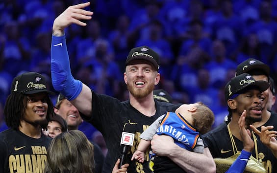 https://static.sky.it/editorialimages/85ff3fad0ab0eafbf5799b20cc9201b6bfeb3ed3/skysport/it/nba/video/2025/06/23/nba-finals-hartenstein-figlio-video/hartenstein_figlio_getty.jpg?im=Resize,width=565