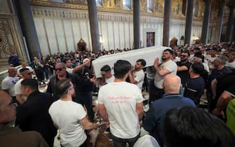 Strage di Monreale in miagliaia la piazza gremita al funerale dei tre ragazzi uccisi Palermo 02 maggio 2025 ANSA/IGOR PETYX 