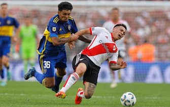 epa11181557 Cristian Medina (L) of Boca disputes the ball with Esequiel Barco (R) of River during the Professional League Cup soccer match between River Plate and Boca Juniors, in Buenos Aires, Argentina, 25 February 2024.  EPA/Juan Ignacio Roncoroni