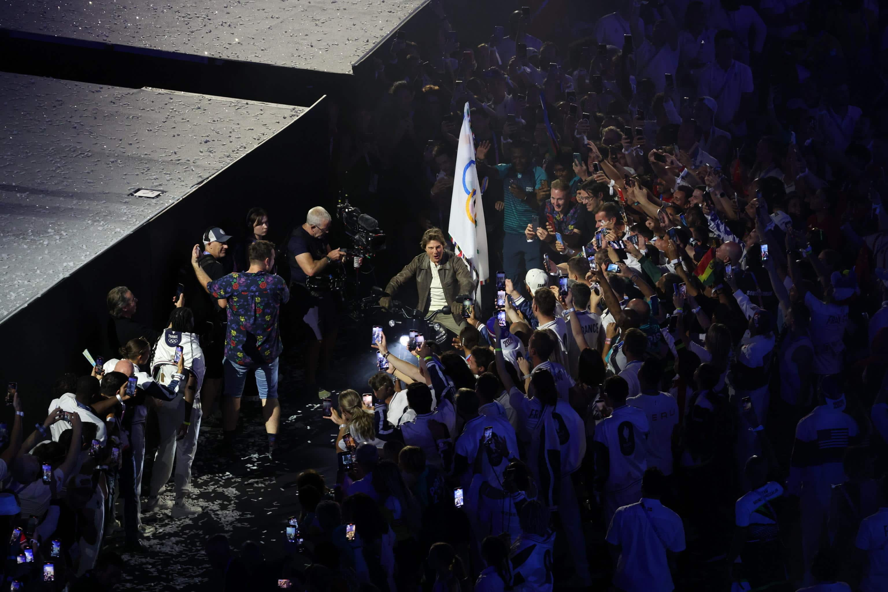 Tom Cruise alla cerimonia di chiusura dei Giochi di Parigi 2024