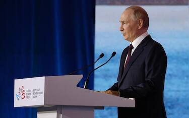 epa12353931 Russian President Vladimir Putin speaks during a plenary session of the 2025 Eastern Economic Forum (EEF) at the Far Eastern Federal University on Russky Island in Vladivostok, Russia, 05 September 2025.  EPA/ALEXANDER KAZAKOV/SPUTNIK/KREMLIN POOL / POOL MANDATORY CREDIT