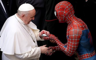 Papa Francesco e l'Uomo Ragno VATICAN CITY, VATICAN - JUNE 23: Pope Francis receives a Spiderman mask as a gift from Mattia Villardita, a young man in the Spider-Man costume who makes children smile in the pediatric wards of hospitals, during his general audience at the courtyard of San Damaso on June 23, 2021 in Vatican City, Vatican. (Photo by Franco Origlia/Getty Images)