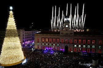 epa11051561 Fireworks explode above Puerta del Sol to ring the bells for the New Year's Eve in Madrid, Spain, 01 January 2024.  EPA/Julio Pérez Gandul