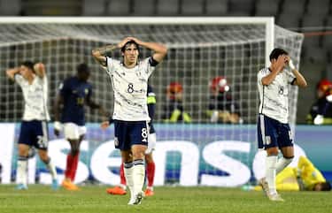 epa10706850 Italy's Sandro Tonali (C) reacts during the UEFA Under-21 Championship group stage match between France and Italy in Cluj-Napoca, Romania, 22 June 2023.  EPA/ALEX NICODIM