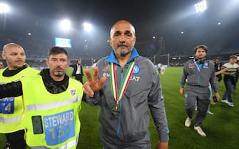 NAPLES, ITALY - JUNE 04: Luciano Spalletti, Head Coach of SSC Napoli, celebrates with their Serie A winners medal following the Serie A match between SSC Napoli and UC Sampdoria at Stadio Diego Armando Maradona on June 04, 2023 in Naples, Italy. (Photo by Francesco Pecoraro/Getty Images)